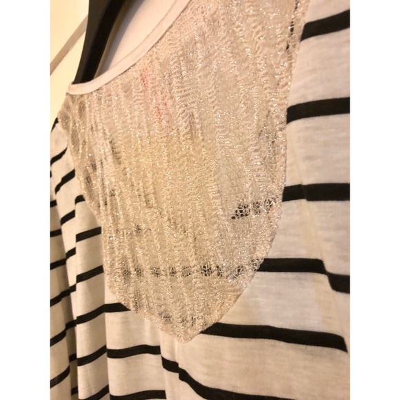 ❌SOLD White & black striped floral skull top - Picture 4 of 5